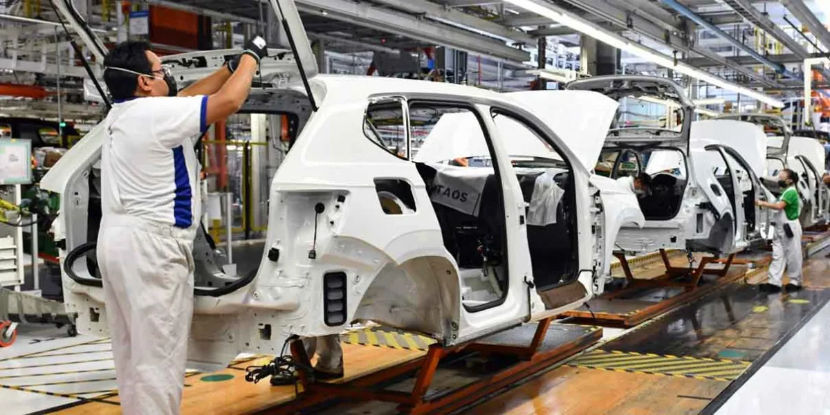 Trabajadores de VW y Audi se van a tiempo extra para ajustar producción