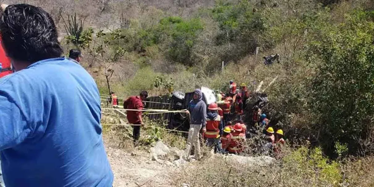 Oaxaca de luto: Volcadura de autobús deja 18 muertos y 24 heridos, todos militantes de Morena