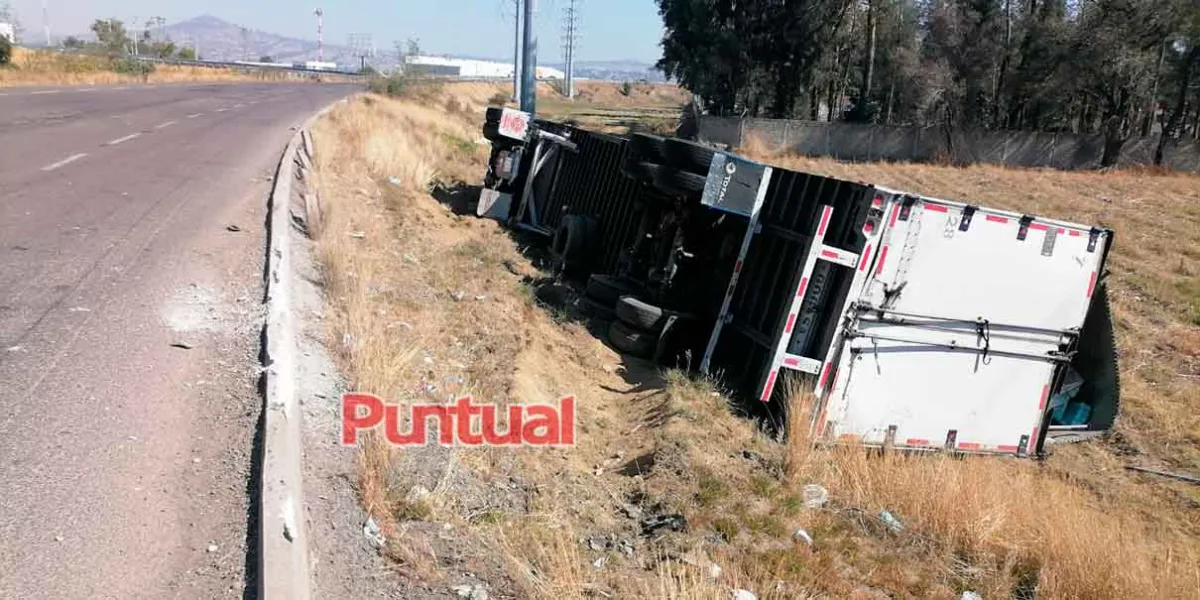 Tráiler vuelca en Texmelucan y deja conductor herido e intenso tráfico