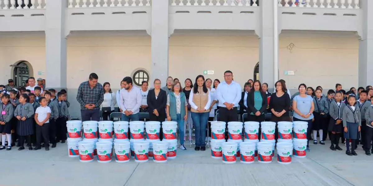 Directivos de escuela de Metepec recibieron material para rehabilitar espacios