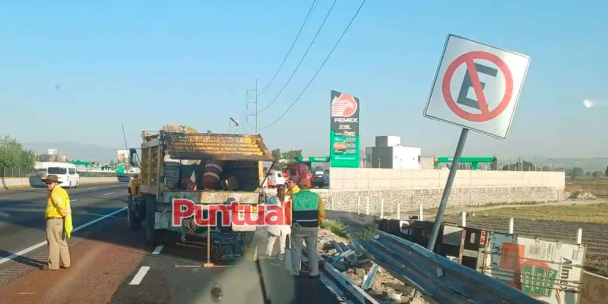 Tráiler vuelca en Texmelucan: Conductor muere por infarto previo al accidente