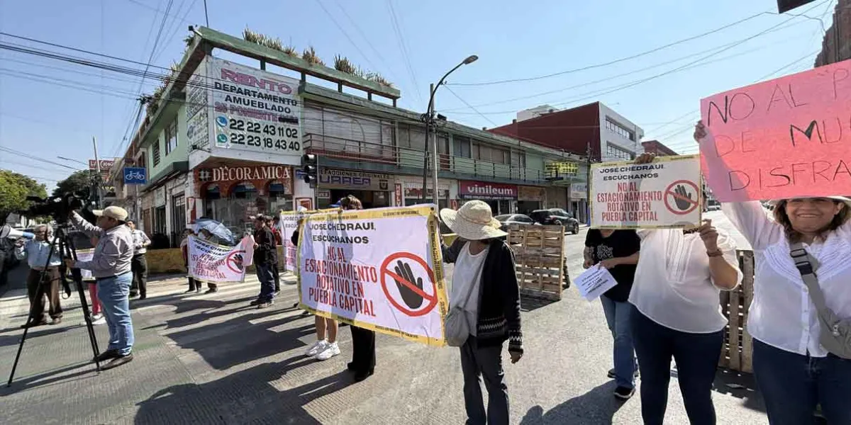 Caos vial por cierre de calles contra Parquímetros en la capital poblana