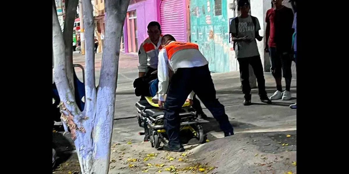 En Izúcar hombre se fractura el pie al chocar con árbol; evitó accidente con auto