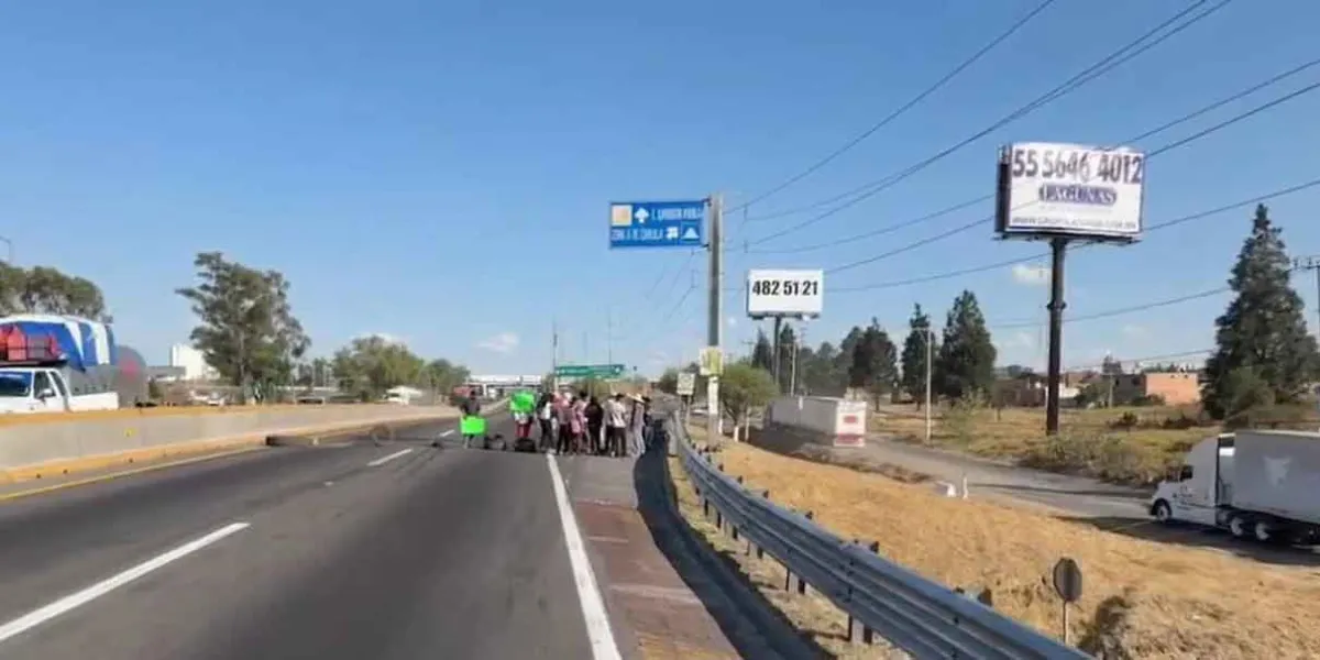 Vecinos liberan autopista tras hallar a estudiantes desaparecidas en Coronango