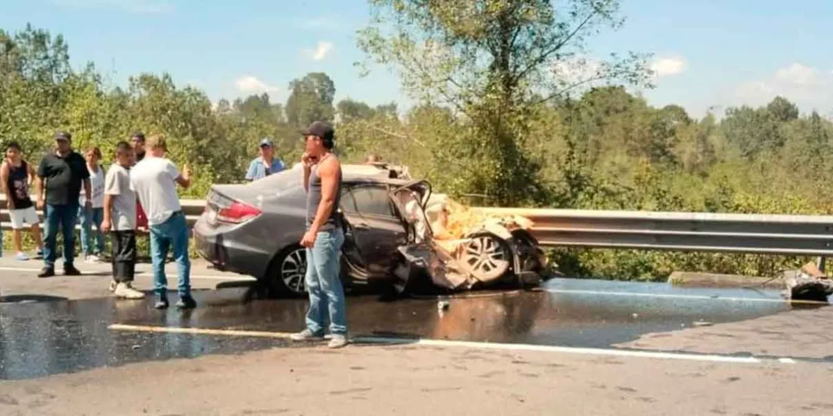 Tráiler se estrelló contra auto y volcó sobre camioneta, hubo dos muertos y cuatro heridos 