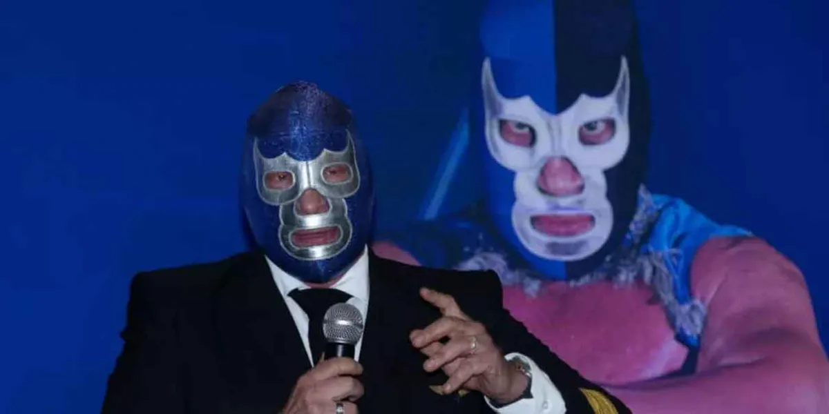 La mirada de Blue Demon Jr. al error del Himno Nacional enciende las redes sociales