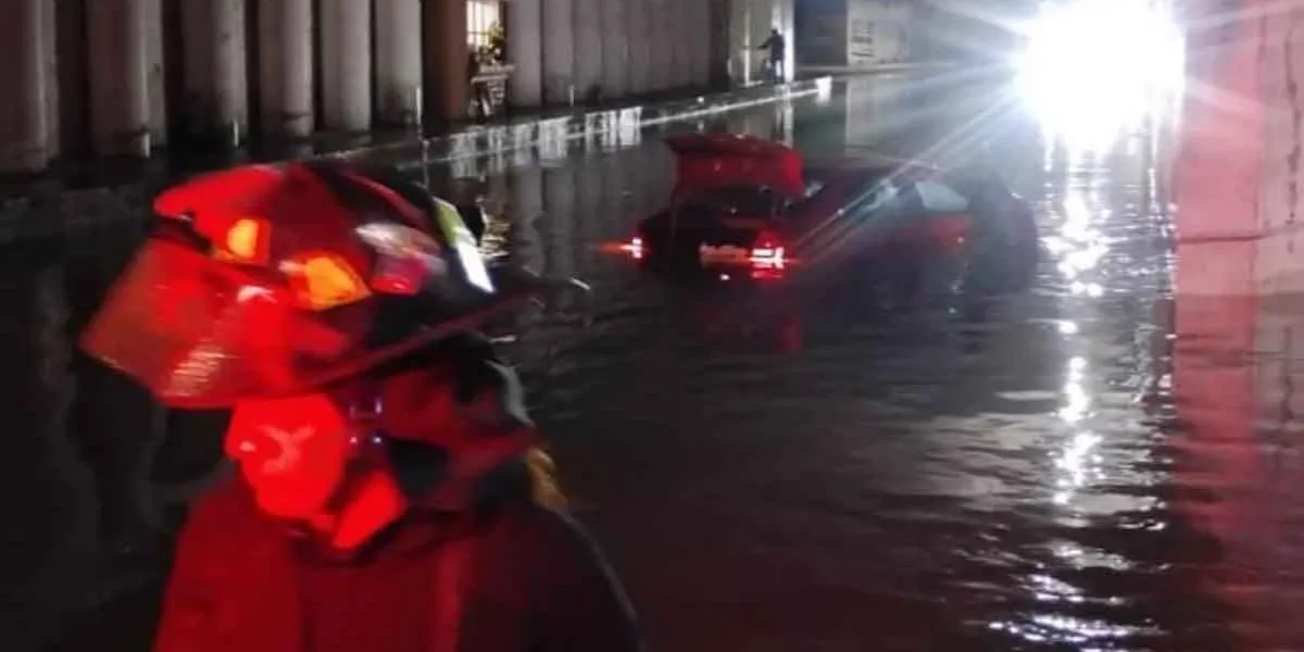 Tormenta inunda puente en Texmelucan; bomberos rescatan a pasajeros atrapados