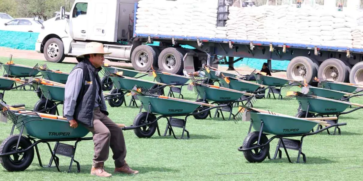 Productores agrícolas de 211 municipios poblanos beneficiados con mil 634 mdp