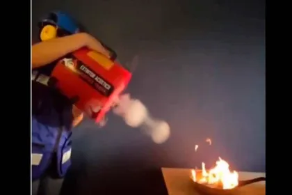 Así apaga fuego con sonido la estudiante Ángela Venegas. VIDEO