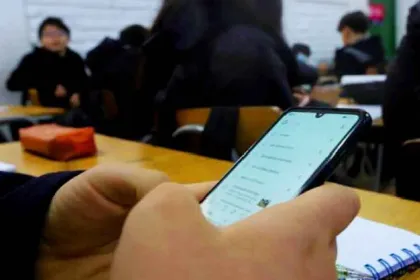 SEP va por límites al celular en las aulas