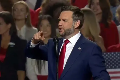 “Yo mismo pago el boleto”: JD Vance arremete contra manifestante que ondeaba la bandera de México