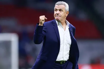 Javier Aguirre toma las riendas del Valencia en plena crisis