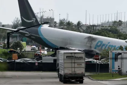 Avión de Amazon choca contra vehículos y deja cinco muertos en Miami