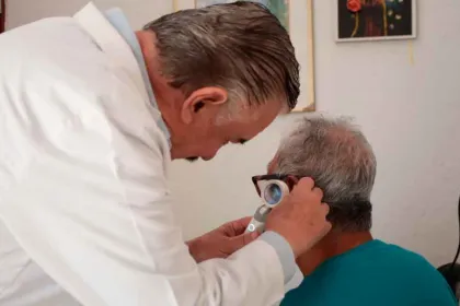 Benefician a más de 50 personas adultas mayores con jornada de salud auditiva en Casa del Abue