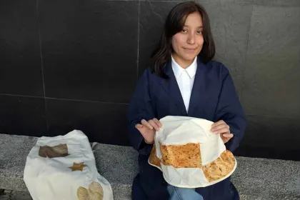 De la taza a la ropa: alumna BUAP transforma café en bioplástico