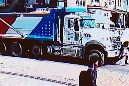 Camión pasa sobre joven en Filadelfia y sale con vida tras rescate. VIDEO