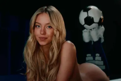 Desnuda y entre balones, Sydney Sweeney vuelve a sacudir la publicidad. VIDEO