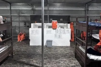 Encerrados en jaulas, bajo el sol, con plagas y sin acceso a agua: así vivían en Alligator Alcatraz