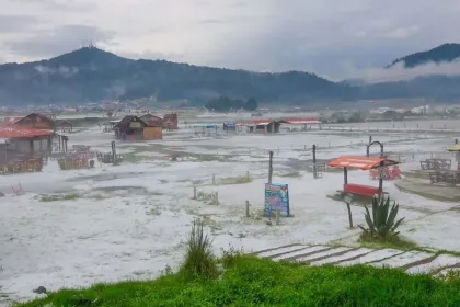 Granizada cubrió de blanco La Marquesa y paralizó la México-Toluca