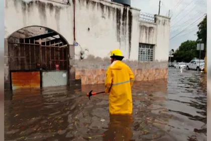 Granizo y lluvia golpean el norte de Puebla y anegan vialidades