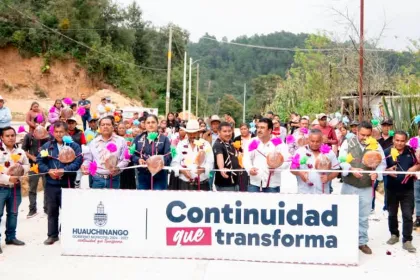 Habitantes de Tlacomulco, en Huauchinango, recibieron camino pavimentado