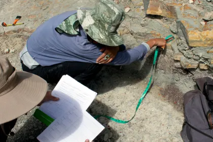 Huella de 7 centímetros hallada por investigadores BUAP revela pequeño dinosaurio que caminó en Puebla