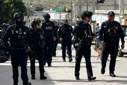 Cuatro policías heridos al rescatar a presuntos ladrones en Puebla