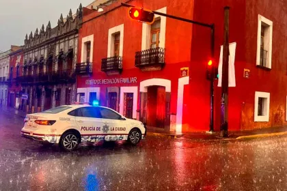 Tormenta inunda vialidades y complica movilidad en Puebla
