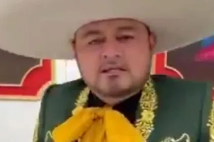 Mientras lo buscan, “El Toñín” dice ¡Viva México! vestido de mariachi