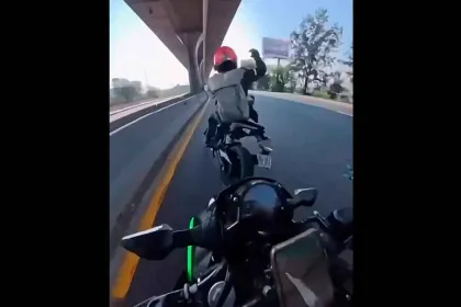 Biker choca a su novia y casi la manda bajo un microbús. VIDEO