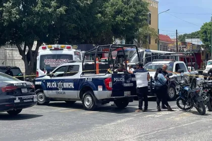 Murió policía al estamparse con su moto contra ruta de transporte en Tehuacán