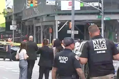 Mujer ataca con cuchillos en Times Square y policías la abaten