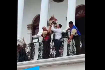  Niño salta como Juan Escutia en Ameca y desata debate en redes. VIDEO