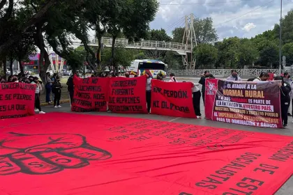Normalistas de Teteles protestan ante FGE por detención de abogado