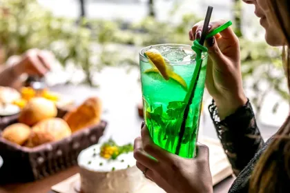 Restaurantes y comercios la sufren sin vender alcohol en fiestas patrias
