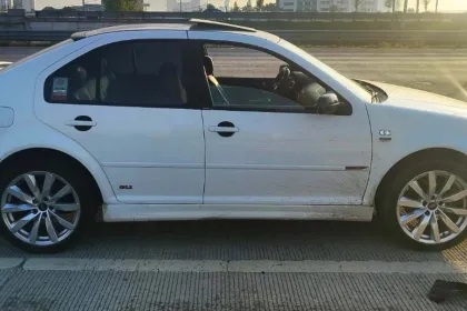 Auto robado desata persecución y termina con un detenido en Vía Atlixcáyotl