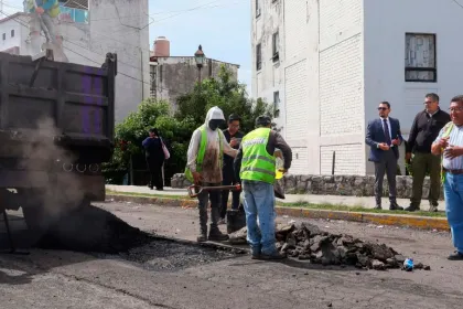 Supervisa Pepe Chedraui labores de bacheo en colonia La Noria