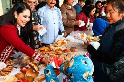 Tonantzin Fernández entrega alimentos a artesanos y peregrinos durante el Trueque Milenario 