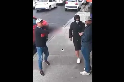Ladrones regresan y encañonan a hombre para robarle celular. VIDEO