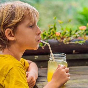 Edulcorantes y pubertad precoz: estudio taiwanés alerta sobre riesgos en niños