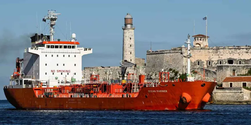 México frena petróleo a Cuba y reaviva conflicto diplomático con EU