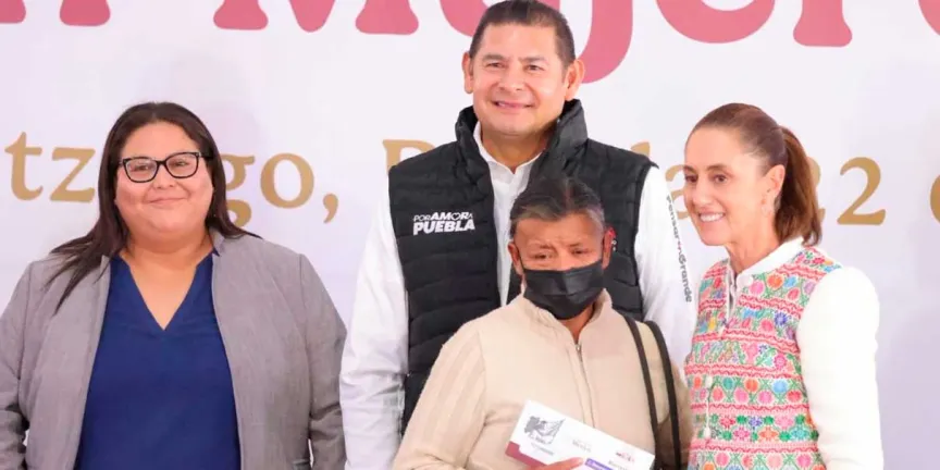Sheinbaum entregó cheques de Pensión Mujeres Bienestar en Acatzingo