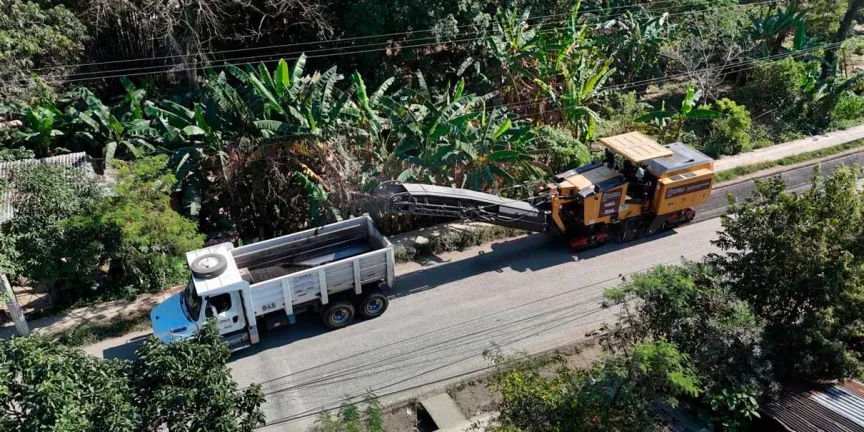 Inician obras de mejoramiento carretero y de calles en la Sierra Norte