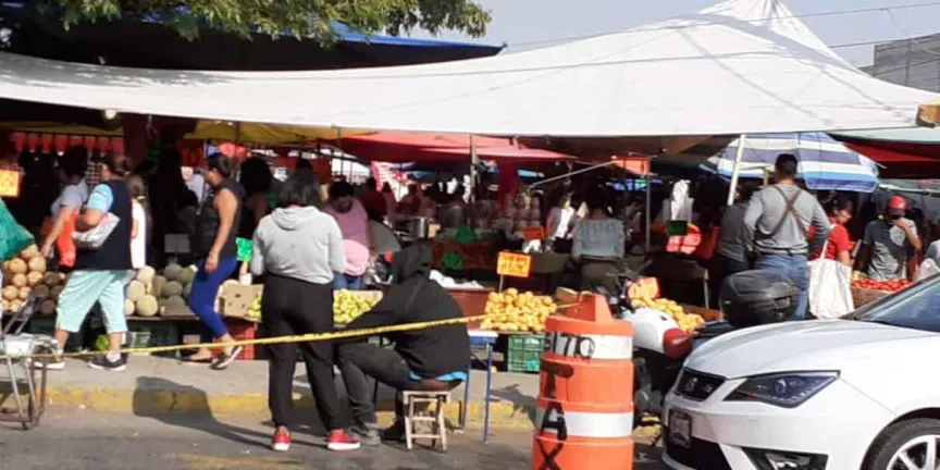 Un CAOS la 14 Sur, ambulantes de Granjas San Isidro invaden calles y banquetas 