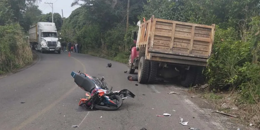 Tragedia en Venustiano Carranza: moto choca contra camión y deja un fallecido y una menor herida