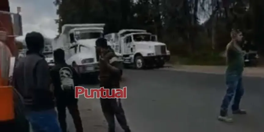 Transportistas cierran vialidad en Tlahuapan por revisión de documentos
