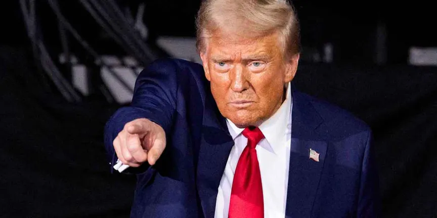 Trump responde con gesto obsceno a trabajador de planta Ford que lo insultó 