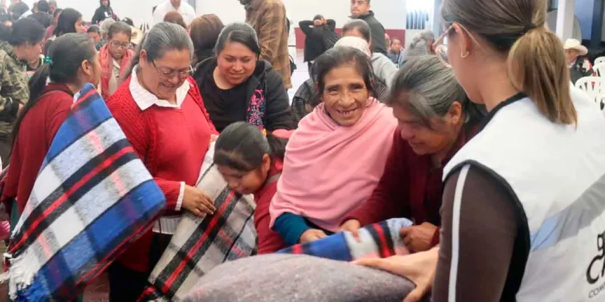 BUAP entrega frazadas con PET reciclado