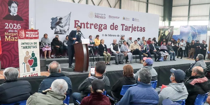 Adultos mayores y mujeres reciben tarjetas de Pensión para el Bienestar en Puebla