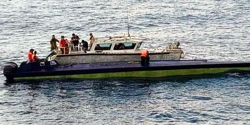 Aseguran narcosubmarino frente a Manzanillo; detienen a tres tripulantes con toneladas de droga